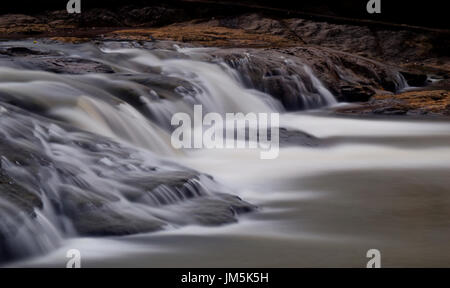 L'écoulement de l'eau de la rivière Ciliwung qui traverse un village de Sentul, Bogor, Indonésie. Banque D'Images