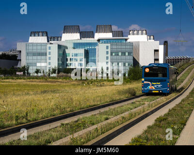 Laboratoire de Biologie moléculaire du CRM / Bus - une visite guidée en bus sur une voie en béton traverse la MRC Laboratory of Molecular Biology, Cambridge, UK Banque D'Images