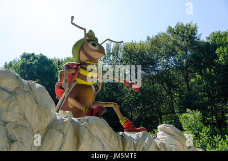 La figure de l'abeille en plastique à l'entrée de la grotte Ledenika en Bulgarie - destination Banque D'Images