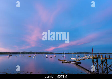 Lever du soleil à Killyleagh Castle Marina sur les rives du Strangford Lough, comté de Down, Irlande du Nord en juillet 2017. Banque D'Images