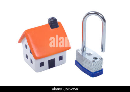 Petit jouet modèle d'une chambre avec un cadenas en acier dans un concept de sécurité et de sûreté isolated on white Banque D'Images