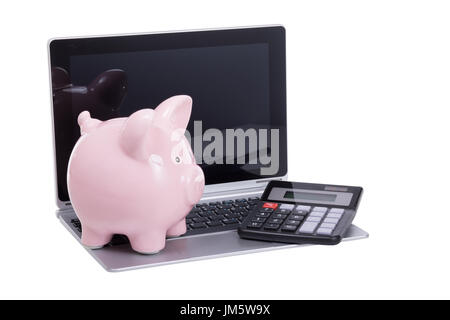 Calculatrice et tirelire sur un ordinateur portable stylo repose sur le clavier dans un cadre conceptuel des économies financières et d'investissement de droit isolated on white Banque D'Images