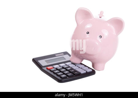 Économies financières, comptables et de concept avec un mignon pink piggy bank reposant un pied sur une simple calculatrice portable isolated on white Banque D'Images