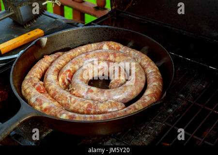 Affichage pour vendre un barbecue avec des saucisses sur le grill fiery de neon light at night street food market, image floue de la fumée au marché local de nuit Banque D'Images