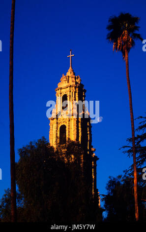 Lune se lever sur la première Église congrégationaliste à Riverside, en Californie. Banque D'Images