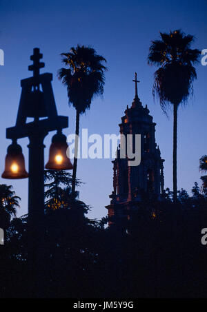 Lune se lever sur la première Église congrégationaliste à Riverside, en Californie. Banque D'Images