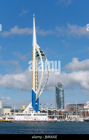 Vue de la tour Spinnaker et Gunwarf Quays de Gosport ferry, Portsmouth, Hampshire, Angleterre, Royaume-Uni Banque D'Images