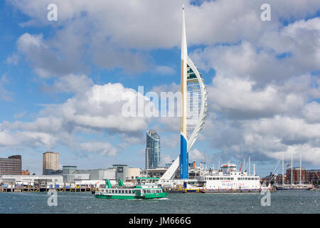 Vue de la tour Spinnaker et Gosport ferry, Portsmouth, Hampshire, Angleterre, Royaume-Uni Banque D'Images