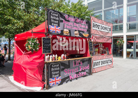 Des stands de nourriture en plein air au centre commercial de Milton Keynes (le Centre mk), Milton Keynes, Buckinghamshire, Angleterre, Royaume-Uni Banque D'Images