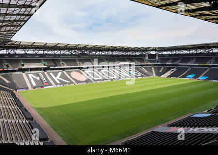 MK Dons Stade de Football, District de Denbigh, Bletchley, Buckinghamshire, Angleterre, Royaume-Uni Banque D'Images