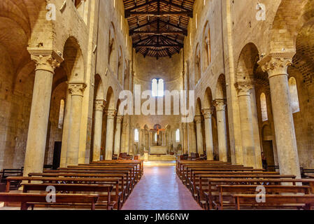 MONTALCINO, ITALIE - 22 juillet 2017 - La nef centrale de l'ancienne église romane de Sant'Antimo près de Montalcino en Toscane Banque D'Images