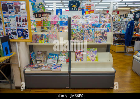 OSAKA, JAPON - 18 juillet 2017 : les magazines de bandes dessinées à comic store situé à Osaka, Japon Banque D'Images