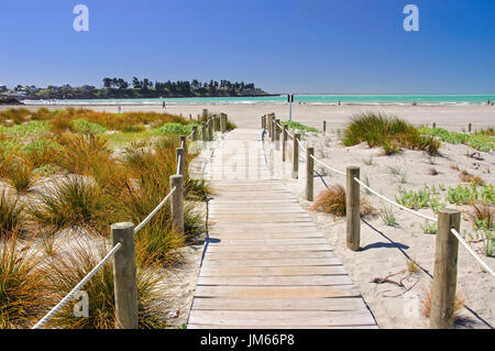 Plage de passage à travers les dunes de sable, Caroline Bay, South Canterbury, Timaru, région de Canterbury, île du Sud, Nouvelle-Zélande Banque D'Images