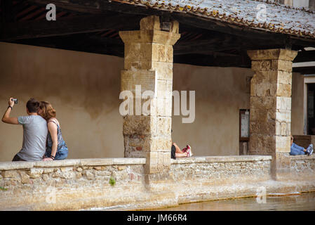 Les touristes se détendre et prendre dans les selfies centre historique de la magnifique village de Bagno Vignoni en Toscane Banque D'Images