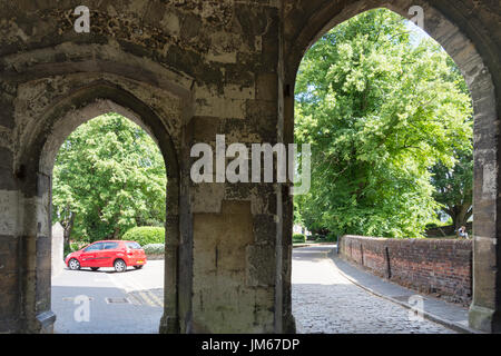 Voir l'abbaye d'arches par Gateway, Vintry Garden, St Albans, Hertfordshire, Angleterre, Royaume-Uni Banque D'Images