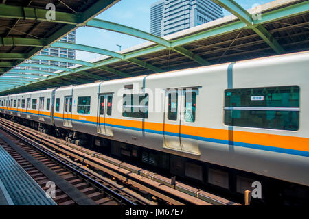 OSAKA, JAPON - 18 juillet 2017 : les gens à bord des trains de la gare Hankyu Umeda d'Osaka à Osaka, Japon. Il est le plus actif dans le Japon de l'Ouest station moyenne 2,35 millions de passagers desservant tous les jours Banque D'Images