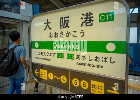 OSAKA, JAPON - 18 juillet 2017 : des personnes non identifiées, un reqading signe informatif en gare à la station Hankyu Umeda d'Osaka à Osaka, Japon. Il est le plus actif dans le Japon de l'Ouest station moyenne 2,35 millions de passagers desservant tous les jours Banque D'Images