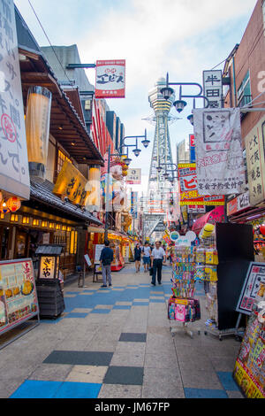 OSAKA, JAPON - 18 juillet 2017 : Tour Tsūtenkaku est une tour et repère bien connu d'Osaka. Il est situé dans le district de Shinsekai Naniwa-ku, Osaka, Japon Banque D'Images