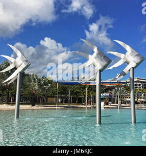 Une grande esplanade de Cairns Lagoon sculptures publiques en acier Banque D'Images