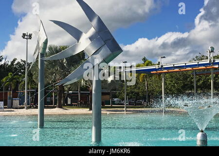 Une grande esplanade de Cairns Lagoon sculptures publiques en acier acier inoxydable tissé détail de poissons et fontaine Banque D'Images