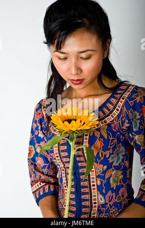 Belle jeune fille en costume traditionnel de Singapour Banque D'Images