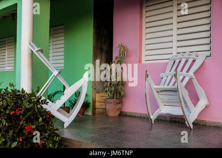 Des chaises à bascule sur le porche d'une casa particulares home stay - Viñales, Cuba Banque D'Images