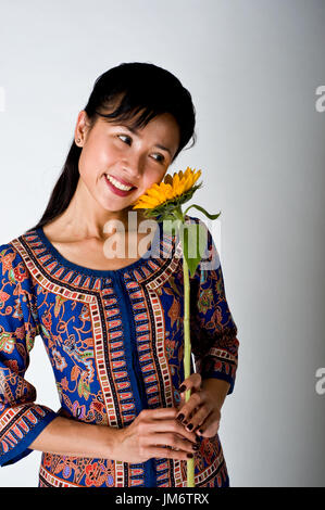 Belle jeune fille en costume traditionnel de Singapour Banque D'Images