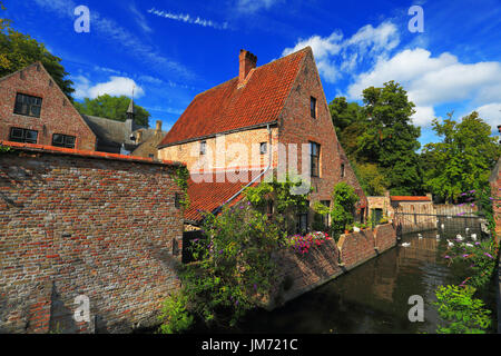 La ville de Bruges sur une journée ensoleillée. Ciel bleu sur ancienne maison dans le centre historique de Bruges. Vieux bâtiment sur canal d'eau dans la région de Bruges. Banque D'Images