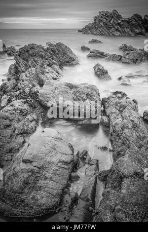 Paysages du littoral en noir et blanc. Image prise au Royaume-Uni. Banque D'Images