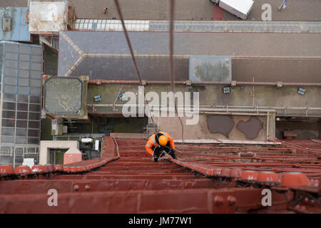 Accès sur corde irata technicien effectuant la maintenance à les illuminations de Blackpool Tower. crédit : lee ramsden / alamy Banque D'Images