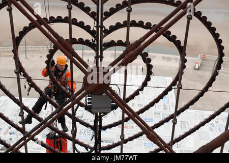 Accès sur corde irata technicien effectuant la maintenance à les illuminations de Blackpool Tower. crédit : lee ramsden / alamy Banque D'Images