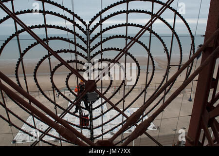 Accès sur corde irata technicien effectuant la maintenance à les illuminations de Blackpool Tower. crédit : lee ramsden / alamy Banque D'Images