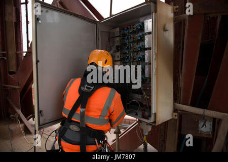 Accès sur corde irata technicien effectuant la maintenance à les illuminations de Blackpool Tower. crédit : lee ramsden / alamy Banque D'Images