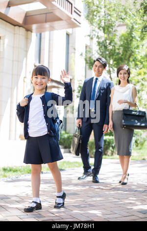 Les parents chinois en tenant leur enfant à l'école le matin Banque D'Images