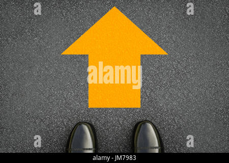 Le rendu 3D flèche jaune avec des chaussures en cuir noir sign on street Banque D'Images