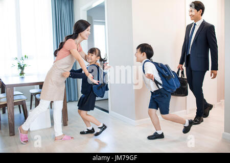 Heureux les enfants chinois revenir à la maison de l'école Banque D'Images