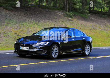 NUMMELA, FINLANDE - le 21 juillet 2017 : Noir berline de luxe de Tesla Model S avec le nouveau regard sur la route d'été dans le sud de la Finlande. Banque D'Images