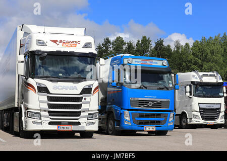 SALO, FINLANDE - le 22 juillet 2017 : Scania R500, Volvo FH et DAF XF de camions de transport stationné à la cour d'asphalte d'un arrêt de camion sur une journée claire de l'été. Banque D'Images