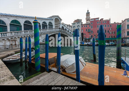 Quai des bateaux sur le grand canal à Venise à proximité du pont du Rialto Banque D'Images