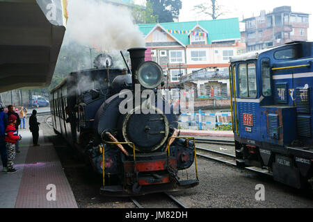 Petit Train à vapeur de lokomotive en gare dans Darjeeling, West Bengal, India Banque D'Images