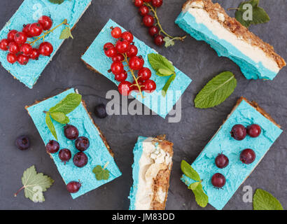 Blue végétalien premières tranches de gâteau au fromage avec des baies. L'amour pour une saine nourriture vegan concept. Banque D'Images