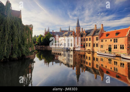 Centre historique de Bruges, dans la soirée du soleil. Bruges vue sur la rivière. Vieux Bruges ses bâtiments reflétant dans l'eau du canal. Bleu ciel au-dessus de la Belgique Banque D'Images