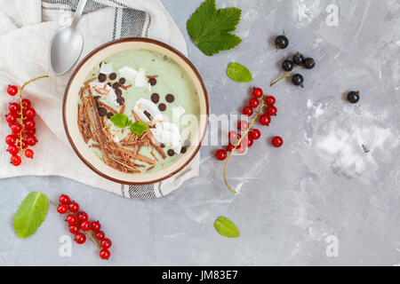 Smoothie spiruline bol avec le chocolat et la noix de coco. L'amour pour une saine nourriture vegan concept. Banque D'Images