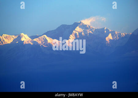 Mont Kanchenjung, Himalaya, vu au lever du soleil de la colline de tigre, Darjeelling, Bengale occidental, Inde Banque D'Images