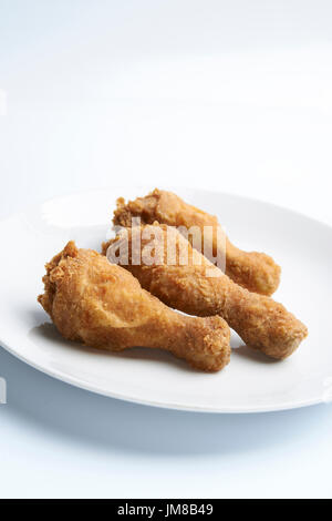 poulet frit au pilon avec fond blanc isolé Banque D'Images