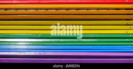 Banc peint avec des couleurs arc-en-ciel Banque D'Images
