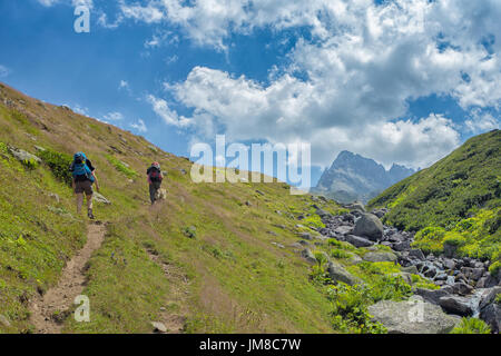 Deux inconnus les randonneurs avec de grands sacs à dos randonnée montagne sur Kackarlar. Les montagnes Kackar sont situés dans sont une chaîne de montagnes qui s'élève au-dessus de la côte de la Mer Noire Banque D'Images