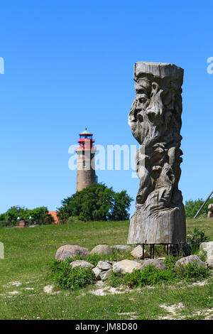 Sculpture en bois et Peilturm Tower, Kap Arkona, la péninsule de Wittow, Ruegen, Germany, Europe Banque D'Images