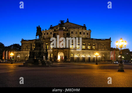 L'opéra Semperoper sur la place du théâtre avec King John's Memorial de nuit, Dresde, Saxe, Allemagne, Europe Banque D'Images