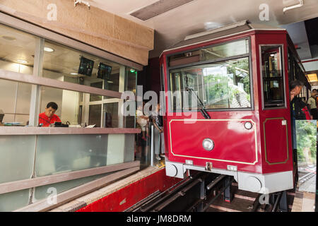 Hong Kong - Juillet 15, 2017 : peak tram rouge se dresse sur le Pic Victoria gare Banque D'Images